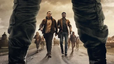 Cena de divulgação do filme A Longa Marcha: Caminhe ou Morra (2025), com Cooper Hoffman e David Jonsson em destaque.