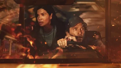 Matthew McConaughey e America Ferrera em cena tensa dentro de um ônibus em chamas no filme O Ônibus Perdido (The Lost Bus), thriller de Paul Greengrass.