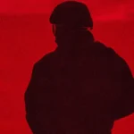 Silhueta de um homem com capacete diante de fundo vermelho em imagem de divulgação de Casa de Dinamite, novo filme de Kathryn Bigelow na Netflix.