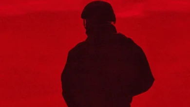 Silhueta de um homem com capacete diante de fundo vermelho em imagem de divulgação de Casa de Dinamite, novo filme de Kathryn Bigelow na Netflix.