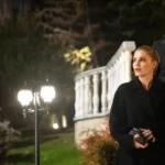 Engin Akyürek e Asli Enver em cena noturna da série Berço de Ouro (2025) da Netflix.