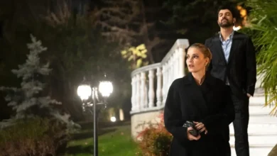 Engin Akyürek e Asli Enver em cena noturna da série Berço de Ouro (2025) da Netflix.