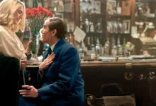 Ethan Hawke e Margaret Qualley em cena romântica no bar no filme Blue Moon (2025), dirigido por Richard Linklater.