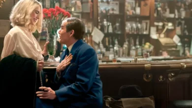 Ethan Hawke e Margaret Qualley em cena romântica no bar no filme Blue Moon (2025), dirigido por Richard Linklater.