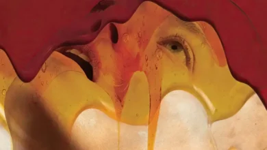 Emma Stone em pôster surrealista de Bugonia (2025), novo filme de Yorgos Lanthimos.