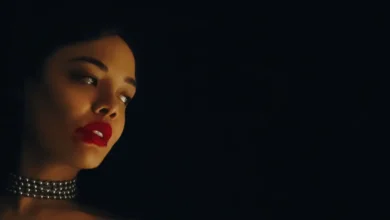 Tessa Thompson em cena sombria do filme Hedda (2025), dirigido por Nia DaCosta.