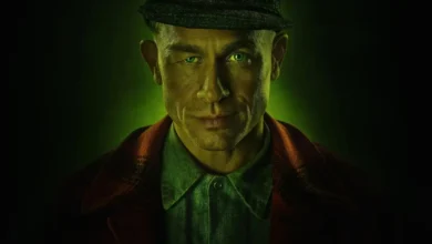 Charlie Hunnam em pôster oficial de Monstro: A História de Ed Gein (2025), terceira temporada da antologia criminal de Ryan Murphy e Ian Brennan na Netflix.