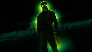 Personagem de Splinter Cell: Deathwatch com óculos de visão noturna brilhando em verde sob a chuva.