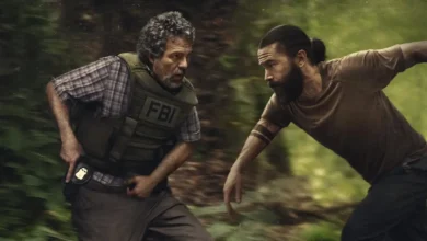 Cena da série Task da HBO Max, criada por Brad Ingelsby, mostrando Mark Ruffalo como agente do FBI em confronto com suspeito em floresta