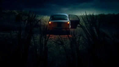 Cena sombria com carro parado em campo à noite, usada na divulgação da minissérie italiana de suspense O Monstro de Florença (Il Mostro).