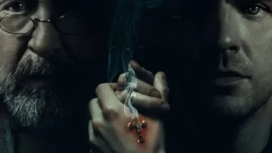 Cena promocional do filme O Ritual (2025), com Al Pacino e Dan Stevens segurando um crucifixo queimando.