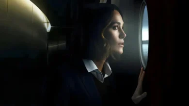 Keira Knightley observa pela janela em cena tensa do filme A Mulher na Cabine 10 (2025).