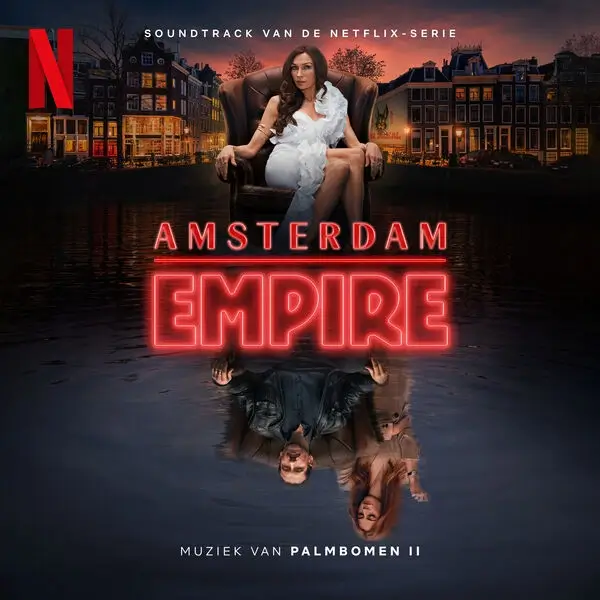Capa da trilha sonora de Império de Amsterdã (2025), mostrando Famke Janssen sentada em uma poltrona sobre um canal de Amsterdã, com o reflexo de Jacob Derwig e Elise Schaap na água.