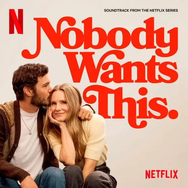 Capa do álbum da trilha sonora da 2ª Temporada da série Ninguém Quer (Nobody Wants This) da Netflix. A arte repete a imagem de Kristen Bell e Adam Brody sentados em uma escada, com o título 'Nobody Wants This.' em letras grandes, vermelhas e em negrito.