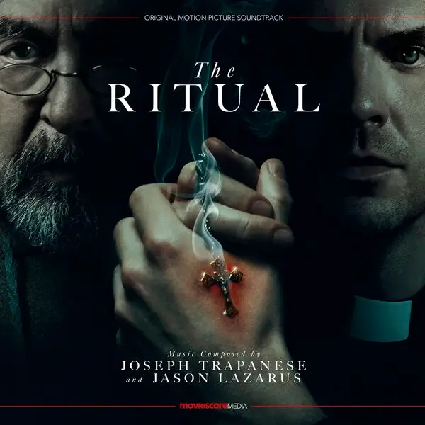 Capa da trilha sonora do filme O Ritual (The Ritual), estrelado por Al Pacino, mostrando dois padres segurando um crucifixo envolto em fumaça, em tom sombrio.