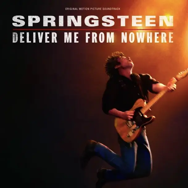Capa da trilha sonora de Springsteen: Salve-me do Desconhecido (2025), com imagem de um músico tocando guitarra sob luz intensa no palco.