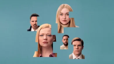 Arte promocional da minissérie "All Her Fault" da Sky Atlantic com Sarah Snook, Dakota Fanning, Michael Peña, Jay Ellis e Jake Lacy em retratos recortados sobre fundo azul acinzentado.