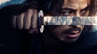 Guerreiro samurai segura katana em close dramático em pôster promocional da série Kusagami (Até o Último Samurai) estrelada por Jun'ichi Okada