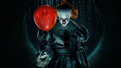 Imagem promocional de Bill Skarsgård como Pennywise em IT: Bem-Vindos à Derry, série de terror prequela do universo de Stephen King.