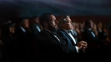 George Clooney e Adam Sandler em cena de Jay Kelly, novo filme dirigido por Noah Baumbach, estreia em 5 de dezembro de 2025 na Netflix.