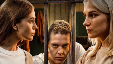 Marina Ruy Barbosa como Suzane von Richthofen, Letícia Rodrigues como Sandrão e Carol Garcia como Elize Matsunaga em cena da série Tremembé (2025) da Prime Video —Músicas de Tremembé.