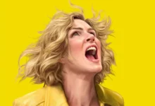 Mulher com casaco amarelo gritando em imagem promocional da série de ficção científica Pluribus 2025