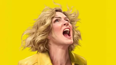 Mulher com casaco amarelo gritando em imagem promocional da série de ficção científica Pluribus 2025