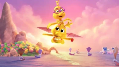 Cena do filme Os Sneetches (2025) da Netflix: Duas criaturas amarelas, Sneetches, voam felizes sobre o mar ao pôr do sol, usando asas de papel e segurando uma bebida. No fundo, há ilhas com barcos de vela e formações rochosas coloridas.