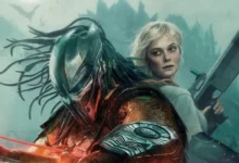 Elle Fanning em cena de Predador: Terras Selvagens (2025), armada e ao lado do icônico caçador extraterrestre em uma floresta sombria.