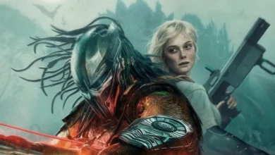 Elle Fanning em cena de Predador: Terras Selvagens (2025), armada e ao lado do icônico caçador extraterrestre em uma floresta sombria.