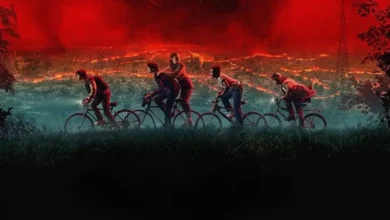 Cena promocional de Stranger Things 5 com o grupo de amigos andando de bicicleta enquanto o céu vermelho do Mundo Invertido domina o horizonte.