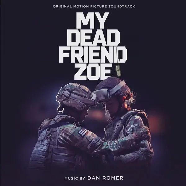 Capa da trilha sonora de Zoe, Minha Amiga Morta (My Dead Friend Zoe)” com duas militares abraçadas sob iluminação dramática.