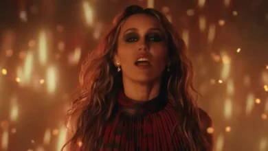 miley cyrus no videoclipe de dream as one iluminada por chamas na trilha sonora de avatar fogo e cinzas