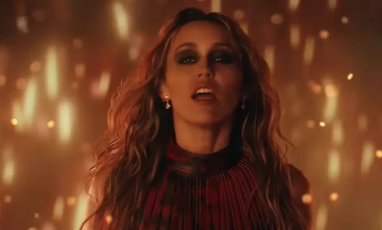 miley cyrus no videoclipe de dream as one iluminada por chamas na trilha sonora de avatar fogo e cinzas