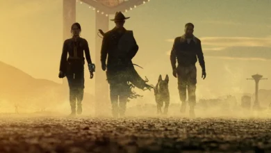 Cena promocional de Fallout - Temporada 2 mostra Lucy, o Caçador e Maximus caminhando pelo deserto pós-apocalíptico da série do Prime Video.