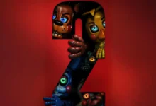 Imagem promocional de Five Nights at Freddy’s 2 (2025), mostrando os animatrônicos Freddy, Chica, Bonnie e outros personagens surgindo de dentro do número 2 em fundo vermelho.