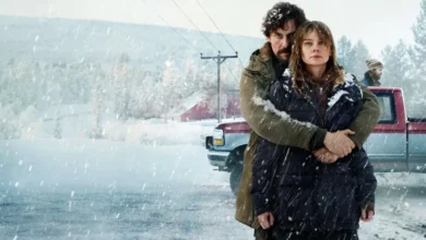 Amanda Jansson e Jakob Öhrman em cena da série sueca de drama My Brother (Jag for ner till bror), ambientada em uma paisagem nevada.