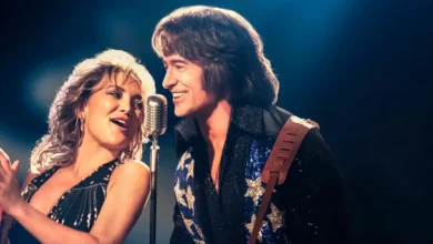 Hugh Jackman e Kate Hudson cantam juntos em cena do filme Song Sung Blue: Um Sonho a Dois, que estreia nos cinemas brasileiros em janeiro de 2026.