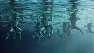 Cena subaquática do filme The Plague (2025), com jovens lutando para se manter na superfície da água