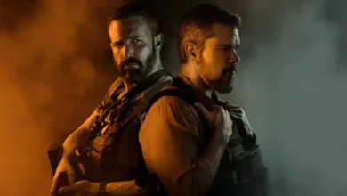 Dois agentes táticos armados, posicionados de costas um para o outro em meio a fumaça laranja e azul, em arte promocional de filme de ação da Netflix