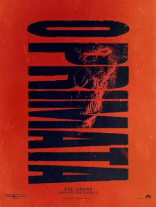 Pôster oficial do filme de terror O Primata (Primate), com arte em tons de vermelho e tipografia estilizada revelando o rosto de um chimpanzé ameaçador.