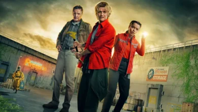 Liam Neeson, Joe Keery e Georgina Campbell em cena do filme Alerta Apocalipse (2026) em complexo industrial durante surto biológico