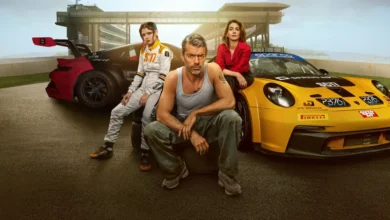 Caterina Forza, Giulia Michelini e Luca Argentero ao lado de carros de corrida em cena da série Motorvalley (2026)