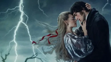 Margot Robbie e Jacob Elordi em cena romântica sob tempestade em O Morro dos Ventos Uivantes (2026)