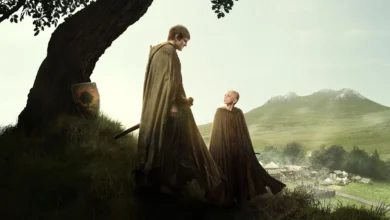 Peter Claffey e Dexter Sol Ansell em cena de O Cavaleiro dos Sete Reinos (2026), com paisagem campestre ao fundo.