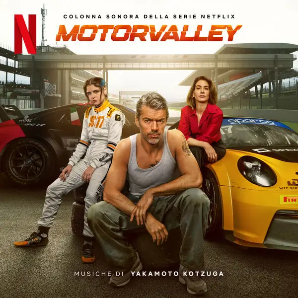 Capa da trilha sonora de Motorvalley (2026) com Luca Argentero, Giulia Michelini e Caterina Forza em autódromo ao lado de carros de corrida