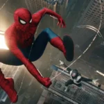 Homem-Aranha em ação no filme Homem-Aranha: Um Novo Dia, com Tom Holland balançando entre prédios em cena de alta tensão