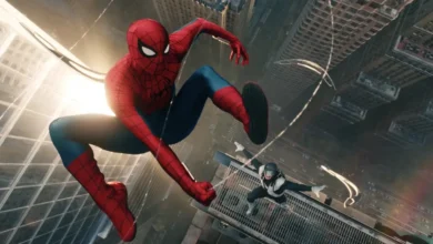 Homem-Aranha em ação no filme Homem-Aranha: Um Novo Dia, com Tom Holland balançando entre prédios em cena de alta tensão