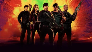 Elenco principal de Os Mercenários 4 (2023) reunido em pose de combate com armas, diante de fundo explosivo colorido