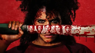 Zazie Beetz em imagem promocional do filme Eles Vão Te Matar (They Will Kill You), segurando faca ensanguentada com rostos refletidos na lâmina